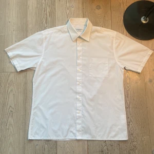 Vit kortärmad skjorta från Yves Saint Laurent - Snygg vit kortärmad skjorta från Yves Saint Laurent med klassisk krage och knapp stängning. Öppen för förhandling 🤗