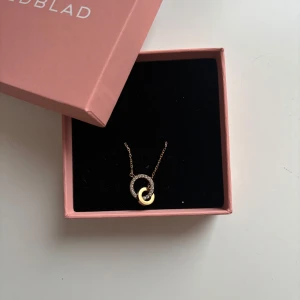 armband från Edblad - Jättefint armband från Edblad som jag fick i present men använder inte guld så har bara använt det nån gång. Inga tecken på användning. Låda följer med. Säljer även matchande halsband.