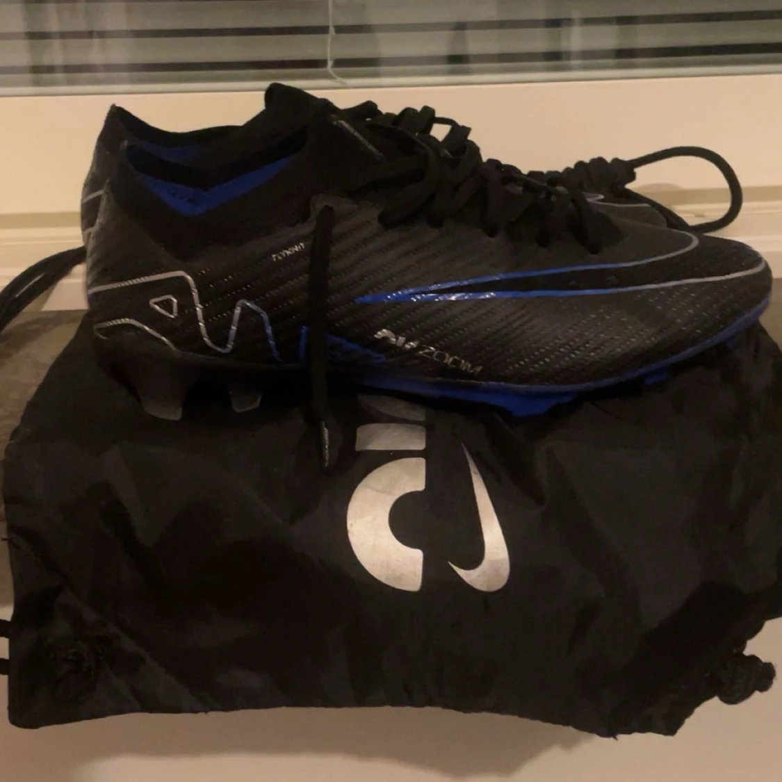 Svarta och blå Nike Mercurial fotbollsskor