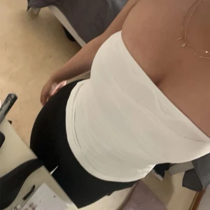 Vit tubtopp - Snygg vit tubtopp som passar perfekt till sommaren. Den är axelbandslös och har en tight passform som framhäver figuren. Perfekt för en stilren och enkel look.