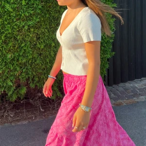 Rosa mönstriglångkjol  -  rosa långkjol med ett fint mönster som jag köpt på Kreta. Säljer då den inte längre kommer till användning❤️ Perfekt på sommaren!!