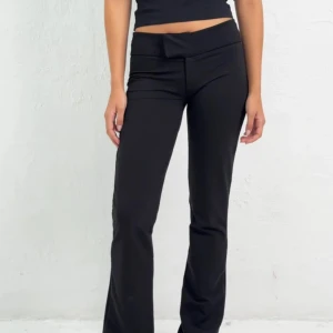 Nelly byxor - Säljer dessa sjukt snygga byxor som tyvärr har blivit alldeles förstora, därför visar inte mina egna bilder hur snygga dom faktiskt är ( det är spegeln som är smutsig )