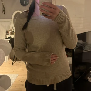 Beige stickad tröja  - Beige stickad tröja från Vila. Säljer pågrund av att jag har liknande. Bra skick. 