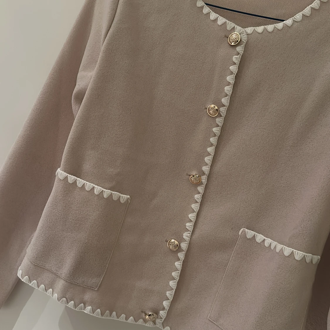 Beige kofta med dekorativa knappar - 90