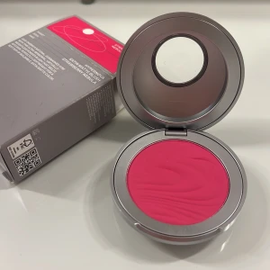 Hypernova Satin Matte Blush  - En viktlös puderrouge i nyansen Strawberry Nebula från r.e.m. beauty. Ger en naturlig, solkysst look med en satinmatt finish. Aldrig använd. Nypris är 269kr