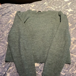 Grön stickad tröja från JDY - Mysig grön stickad tröja från JDY med rund halsringning. Perfekt för kyliga dagar och enkel att matcha med olika outfits. Blågrön❤️