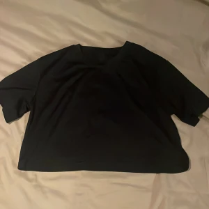 Mörkblå  loose topp - Säljer en mörkblå loose topp med trekvartsärm. Perfekt för en avslappnad stil. Toppen har en enkel design och är lätt att matcha med olika outfits.