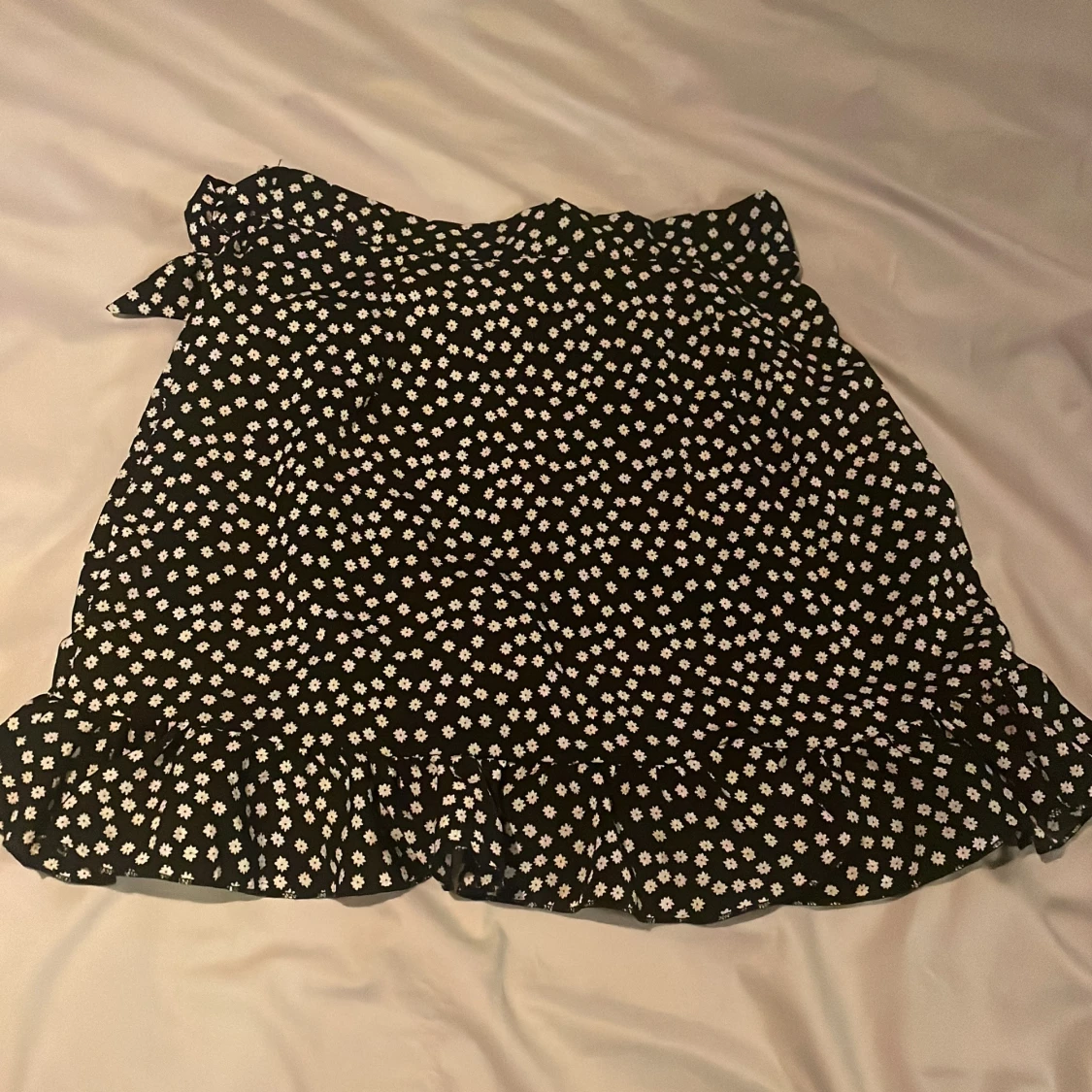Svart blommig omlottkjol - 90
