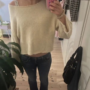Beige stickad offshoulder tröja - Säljer en mysig beige stickad tröja med offshoulder-design. Den är från zara i storlek S!💞