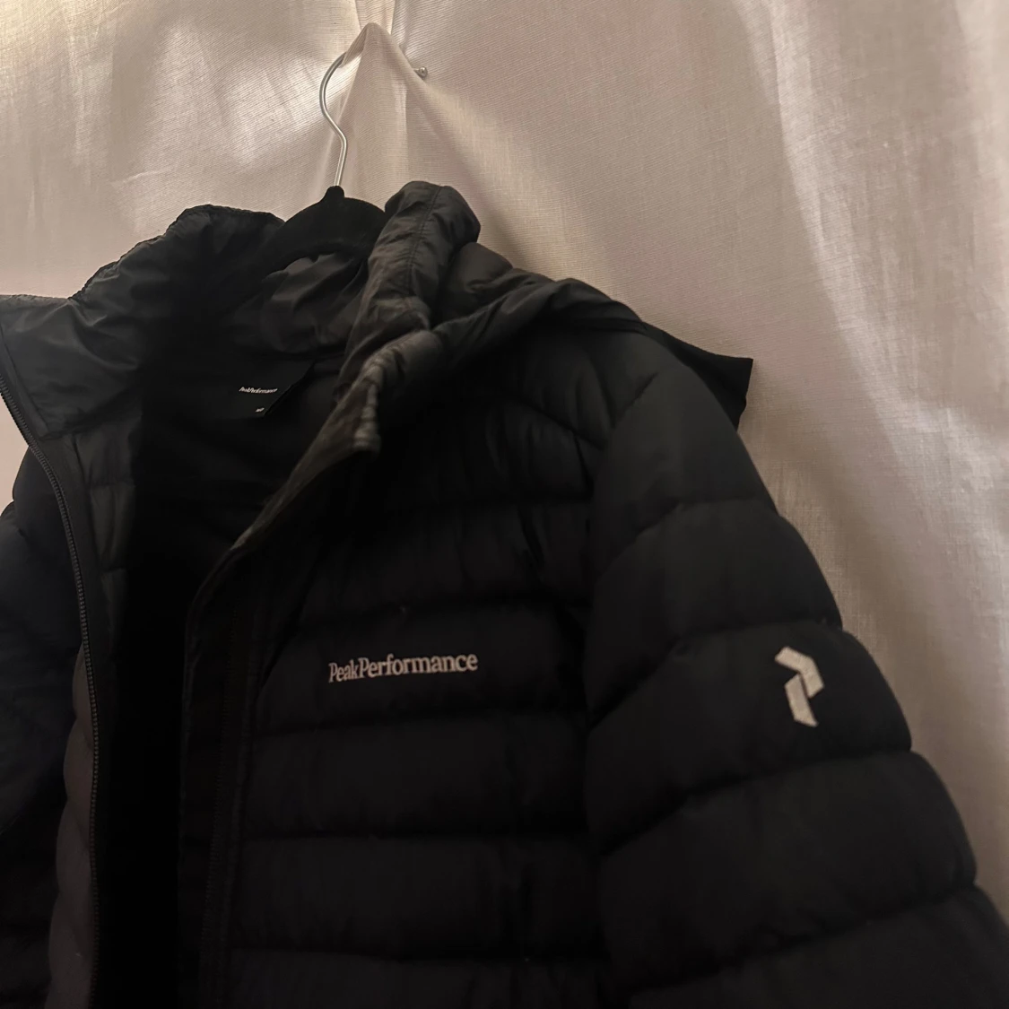 Svart dunjacka från Peak Performance - 92