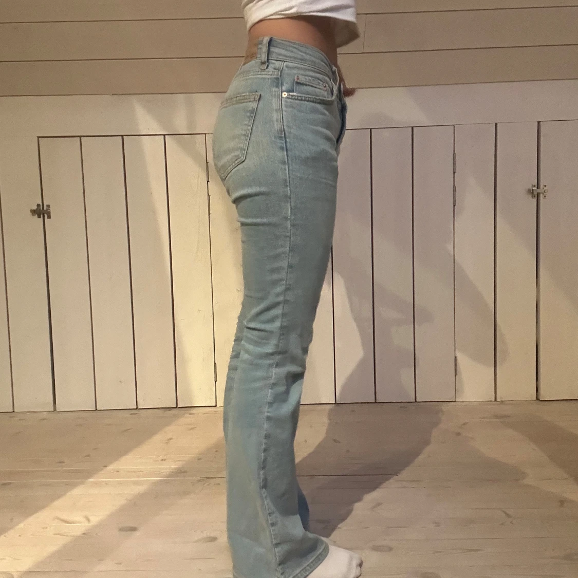 Ljusblå bootcut jeans- Gina Tricot  - 90