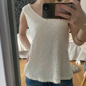 Topp - Topp i offwhite, helt ny med lappen kvar🤍Den är i XS men passar även större storlekar beroende hur man vill att den ska sitta!