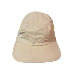 Beige keps från Y-3 - Snygg beige keps från Y-3. Yohi Yamamoto i kollaboration med Adidas. 