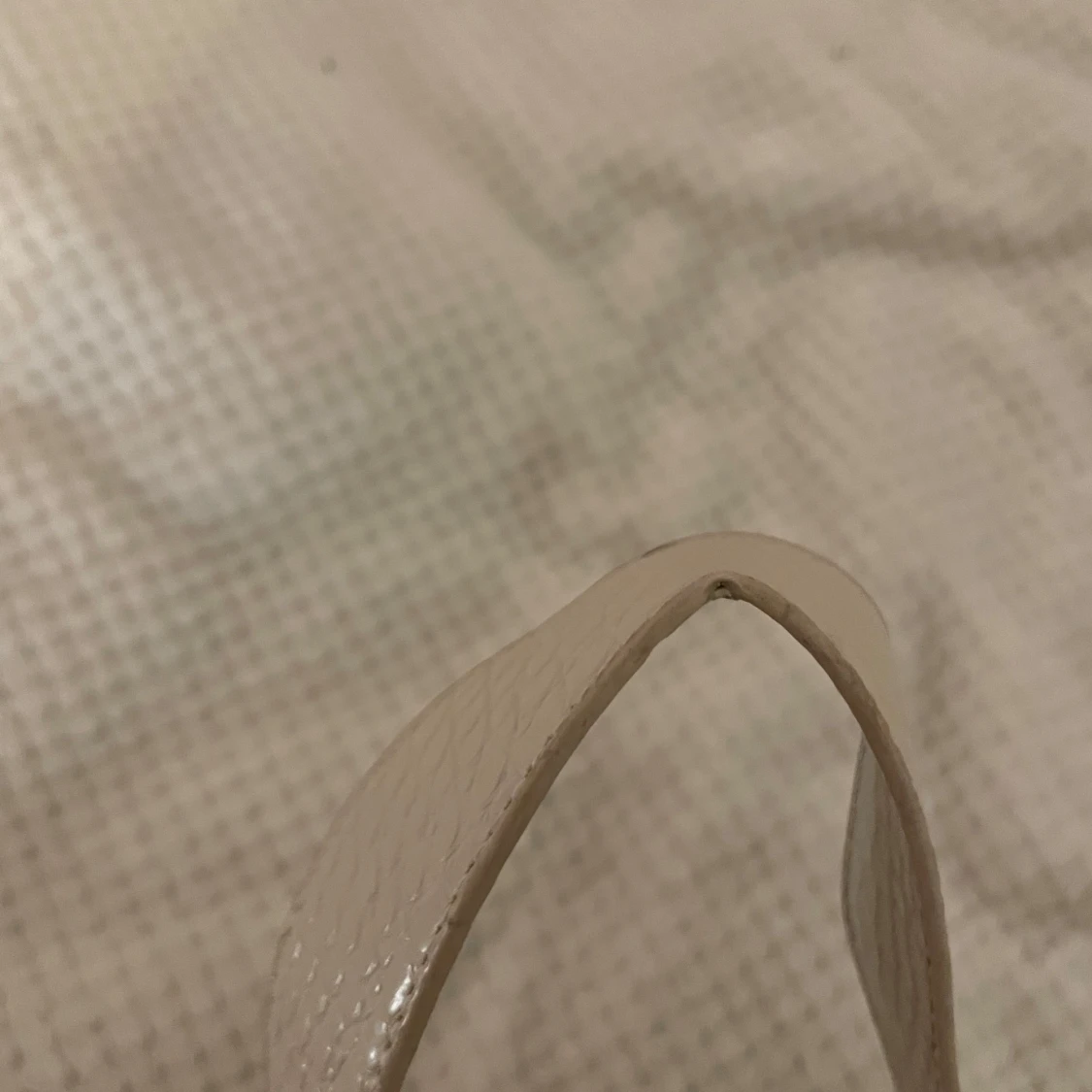 Beige axelväska med krokodilmönster - 91