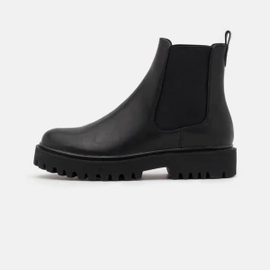 Svarta Chelsea boots - Snygga svarta Chelsea boots med grov sula och elastiska paneler på sidorna för enkel på- och avtagning. Perfekta för både stil och komfort.