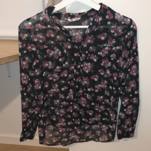 Blommig blus - En så söt blus som jag fick från Cubus för några år sedan. Blusen är i jättebra skick och knappt använd. Säljer för att den är för liten för mig. Storlek 146 så skulle säga att den passar xxs. 