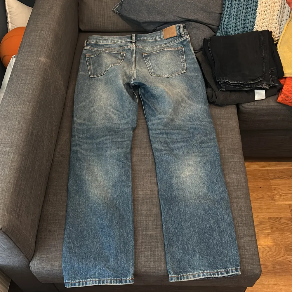 Säljer dessa jeans från weekday. Modell klean regular straight jeans. Storlek 32/32. Bara använda ett fåtal gånger alltså i nytt skick. De har en väldigt fin tvätt. Pris går att diskuteras. Farkut & Housut.