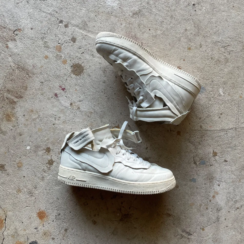 Skifteta airforce 1s gjorda i samarbete mellan Nike och comme des garcons. De är i använt skick men inga flaws. Låda och tags kommer med. Köpt i japan. . Kengät.