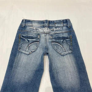 Blå bootcut jeans med broderi - Snygga blå bootcut jeans, TRYCK INTE PÅ KÖP NU då jag bara säljer på vinted. De är i storlek 24 och inga defekter. Priset kan diskuteras. Bara att höra av sig vid frågor. 💞😊Vinted @tyraisa