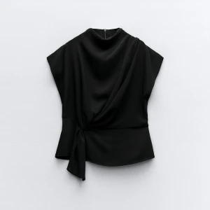 ”Topp med veck” - Säljer denna super fina topp! Säljs inte längre och är knappt använd därav pris! ❤️