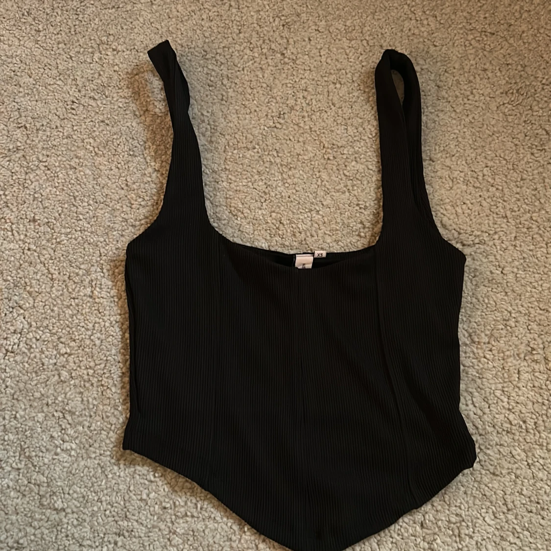 Svart ribbad linnetopp