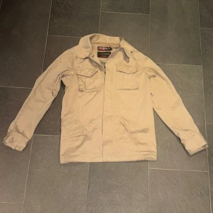 Beige fieldjacka - 8/10 skick | skriv för bud elle funderingar