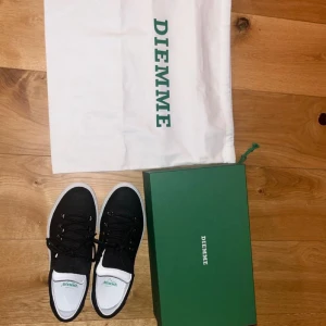 Svarta lädersneakers från Diemme - Snygga svarta sneakers i läder från Diemme, modell Marostica Low. Skorna har vita sulor och svart snörning med metallöglor för en stilren look. Perfekta för en trendig vardagsstil.