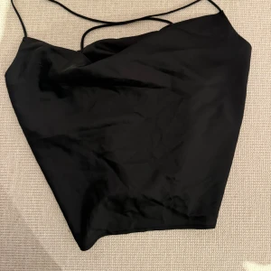 Monki topp  - Kroppad satin topp från Monki. Aldrig använd. 