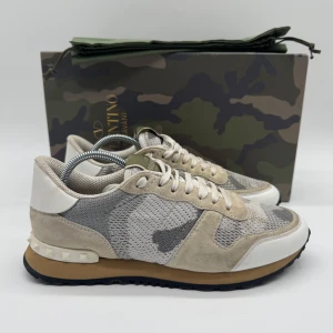 VALENTINO ROCKRUNNERS  - - Valentino Rockrunners- Skick: 9/10 - Tillbehör: Box & Dustsbag - Storlek 39 sitter som 40 - Nypris ca 7500kr - DeluxeCloset