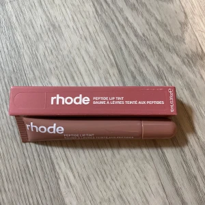 Rhode Lip Tint -  Toast - Rhode Peptide Lip Tint i färgen Toast. Helt nytt, inte använd & köpt utomlands. 💕