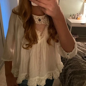 Vit spets blus🤍 - Super fin blus i storlek S. I bra skick och bra kvalitet❣️