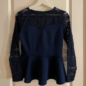 Mörkblå spetsblus - jättesnygg mörkblå spets blus med en volang. säljer pga att den inte kommer till användning och är lite för liten. jag köpte den tidigare här på plick för 150 för ett tag sen så säljer den mycket billigare. pris kan diskuteras vid snabbt köp. vet ej vilket märke det är på tröjan då lappen inte sitter kvar. strl M men sitter som XS/S. aldrig använd av mig men fåtal gånger av tidigare säljaren.