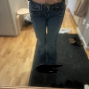 Blå jeans från LTB - Snygga blå jeans från LTB med en klassisk femficksdesign. De har en låg midja och en bootcut-stil som ger en avslappnad look. Perfekta för en casual outfit. Storlek W24 L30. Aldrig använda bara testade  