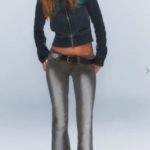 Grå bootcut jeans - Snygga grå bootcut jeans med en cool tvättad look. De har en låg midja och klassisk femficksdesign. Perfekta för en avslappnad stil med en touch av retro.ny pris: 450kr❤️ har haft på mig kanske 2 gånger❤️