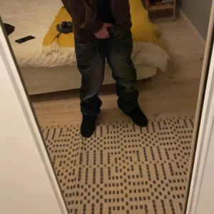 Fetaste baggy bootcut jeansen 🙏🙏🙏 - Fetaste jeansen me svin mycket detaljer. Dom är väldigt tunga också så dom sitter svin bra över jeanen 🙏❤️‍🩹