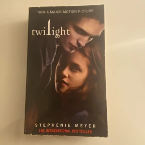 Twilight bok - Säljer boken 'Twilight' av Stephenie Meyer, utgiven av Atom. Boken är på engelska. 