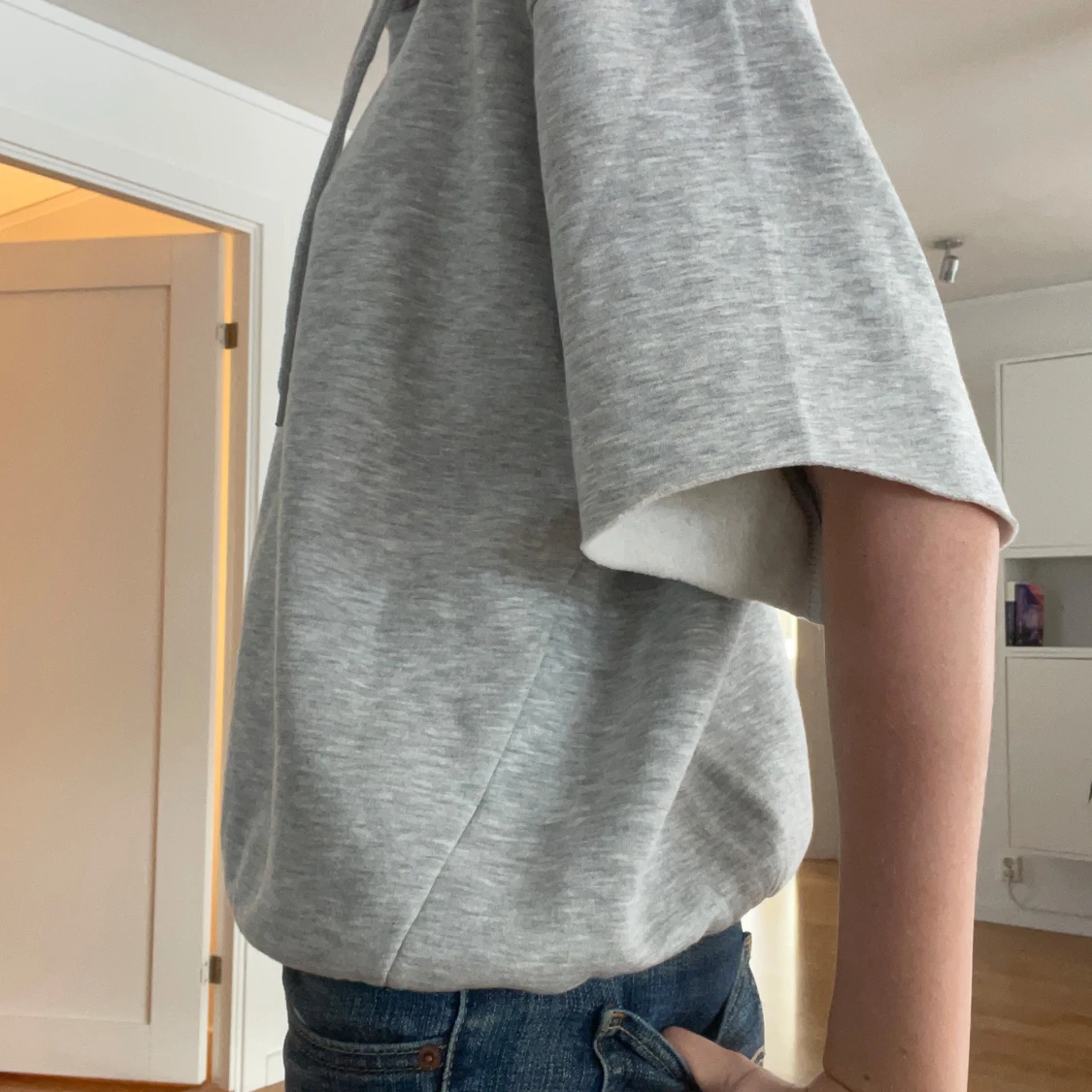 Grå hoodie med korta ärmar - 1