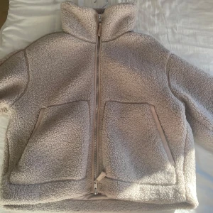 Beige teddyjacka från H&M - Säljer denna extremt populära och trendiga teddyjackan från hm! Så så snygg och säljs inte längre på hm. Använd många gånger men på ett sparsamt sätt! 