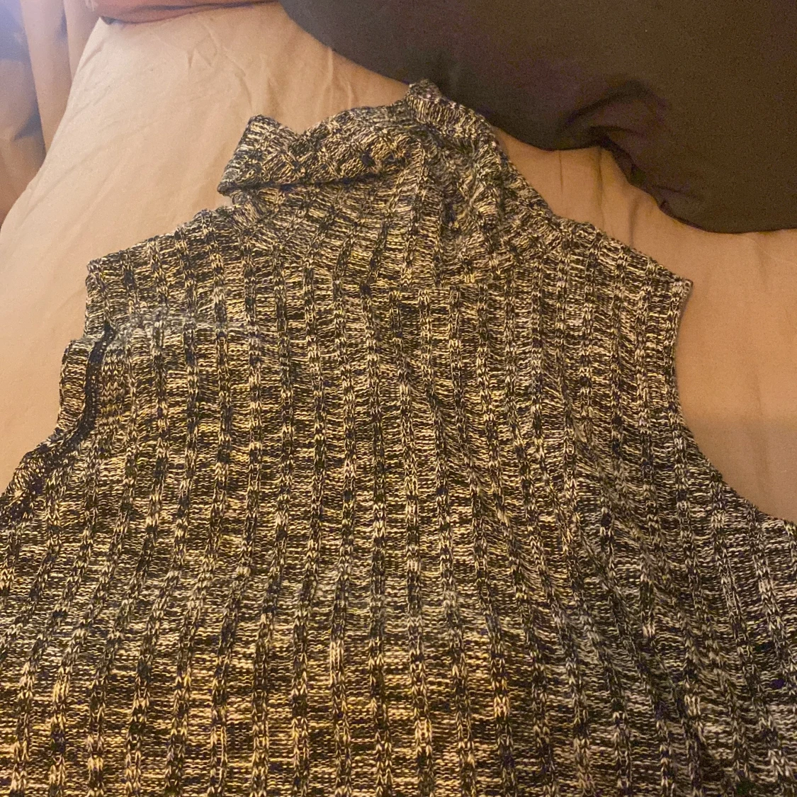 Svartvit stickad polotröja från b.young