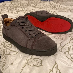 GråaLlouboutin utan spikar  - Säljer nu mina Louboutin skor pga av att dem blev för små. Skorna är i riktigt bra skick där mockan är som ny o sulan med. 