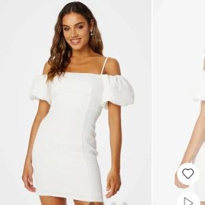 Studentklänning Vit offshoulder klänning  - Elegant vit offshoulder klänning med puffiga ärmar och figurnära passform. Perfekt för en stilren look med en touch av romantik. Klänningen har en kort längd och är tillverkad i ett lätt material som ger en bekväm känsla. Köpt på bubbelroom. 
