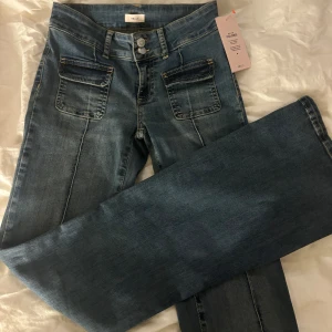 Nelly lågmidjade jeans - Nelly vintage blue denim lowaist bootcut. Storlek 36. Helt nya med prislapp kvar. Jeansen är helt slutsålda. Nypris 699. 