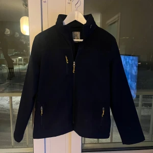 Mörk blå Jacka från Massimo Dutti - Snygg svart jacka från Massimo Dutti Sport med dragkedja och flera praktiska fickor. Perfekt för en stilren look. Funkar som sportjacka och vinterjacka och höst och vår jacka. Från Massimo dutti i Toppen skick