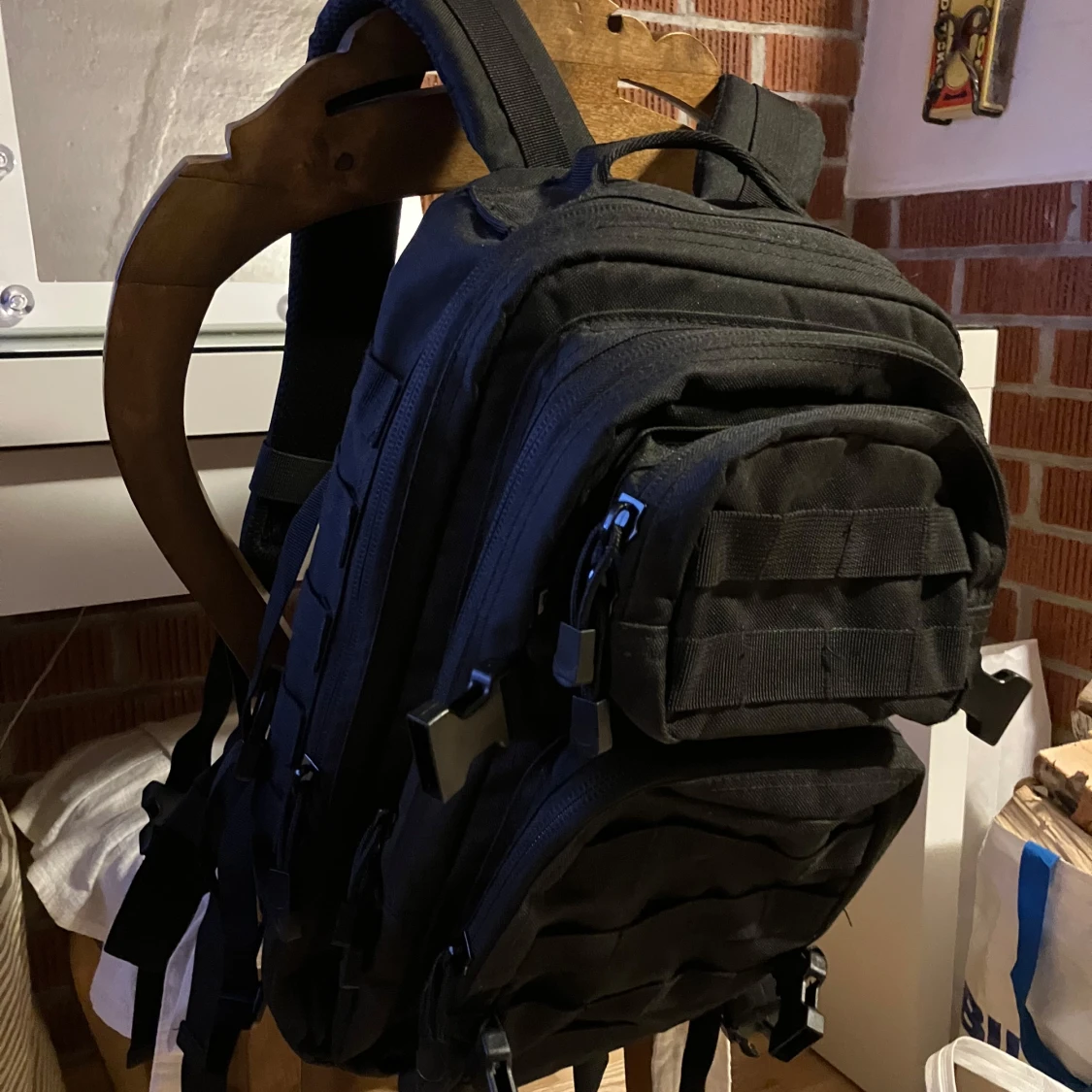 Svart ryggsäck/ frilufts ryggsäck med flera fack - 91