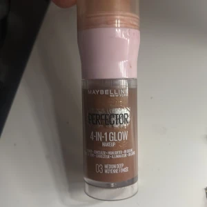 Maybelline Perfector 4-in-1 Glow Makeup - Maybelline Perfector 4-in-1 Glow Makeup i nyansen 03 Medium Deep. Denna produkt kombinerar primer, concealer, highlighter och BB-kräm för en strålande finish.