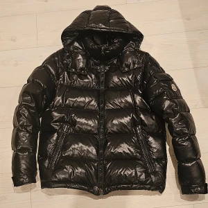 Moncler Maya - Säljer nu denna sjukt fina moncler maya som är den mest eftertraktade vinterjackan på marknaden. Den är storlek 3 och är i fint skick. De ända som saknas är cartoon inne i jackan och därav priset 🌟