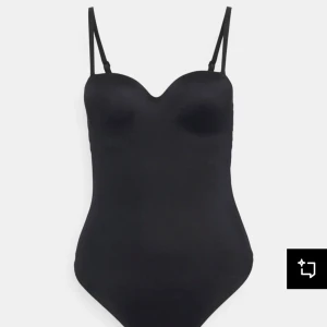 Body - Säljer denna assnygga och trendiga bodyn då den inte passade mig som jag tänkte, kom med bra pris💕