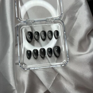 Cateye Short Almond  - Mått: 15-11-12-11-9 (MM) Handgjorda lösnaglar av högsta kvalitet!✨Vid korrekt applikation och borttagning kan man återanvända dem flertalet gånger!💕 Man får med ett appliceringskit & instruktioner 