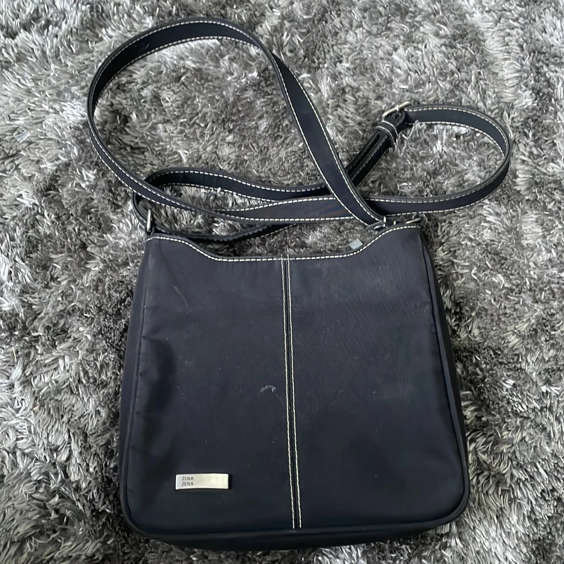 Svart axelväska från Zera