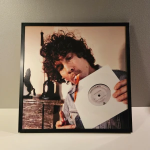 Håkan Hellström - 31.5x31.5  - Håkan Hellström - Illusioner albumaffisch, 31.5x31.5   Helt ny - Passar bra i IKEAs tavelram Lomviken!  Skickas i papprulle - Ramen ingår inte!